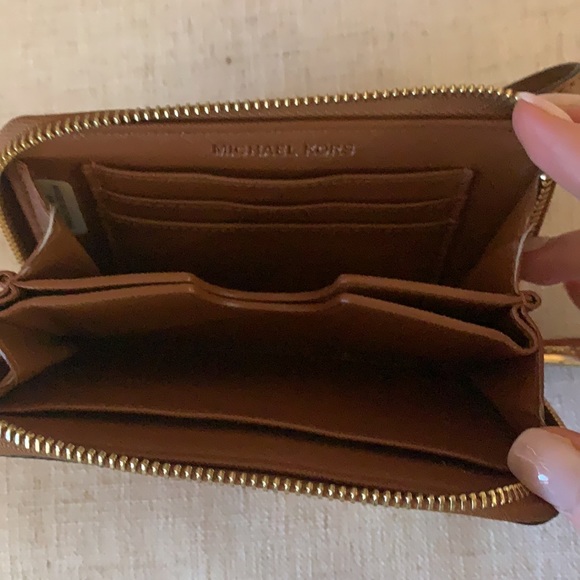 Michael Kors wristlet - Picture 4 of 7